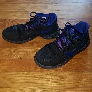 Nike kyries 5Y black and galaxy colors